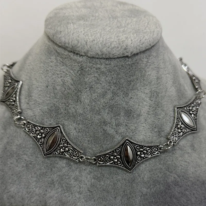 Hip-Hop Punk Bohemian Ethnische Choker-Halskette in Silberfarbe mit Gravur, Charm-Choker für Damen, Party- und Alltagsschmuck – Detail 3