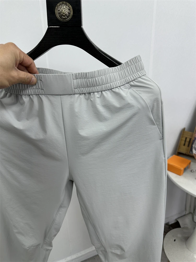 بنطلون رجالي صيفي خفيف ومرن، سريع الجفاف، مناسب للأنشطة الخارجية والاسترخاء، بتصميم عصري حضري، وسط الخصر، وقصة مستقيمة.