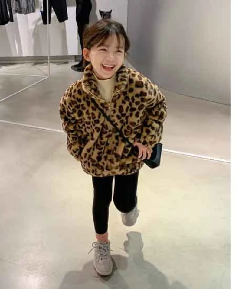 Cappotti bambini stampa leopardo cappotto allentato spesso autunno inverno ragazza peluche tenere in caldo top abbigliamento per bambini 2024