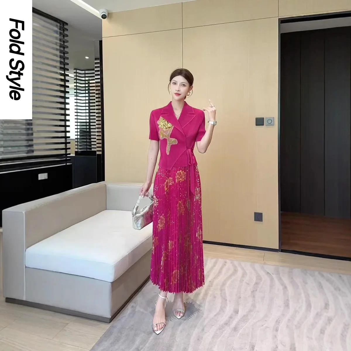 

2025 Pleated Fashion Suit Collar Hand-embroidered Fixed Flower Bronzing Pleated Dress Fashion Thin Dress Women's Clothing