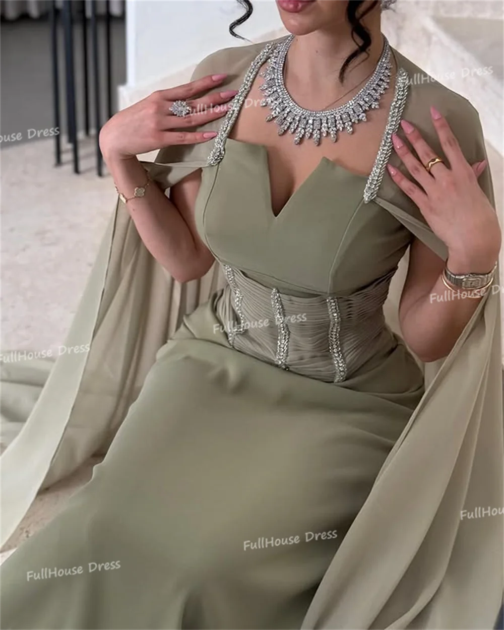 فستان سهرة مصنوع حسب الطلب بأشرطة سباغيتي عالية الجودة من الشيفون بدون ظهر بطول الأرض مطرز بالخرز فستان سعودي مع كيب