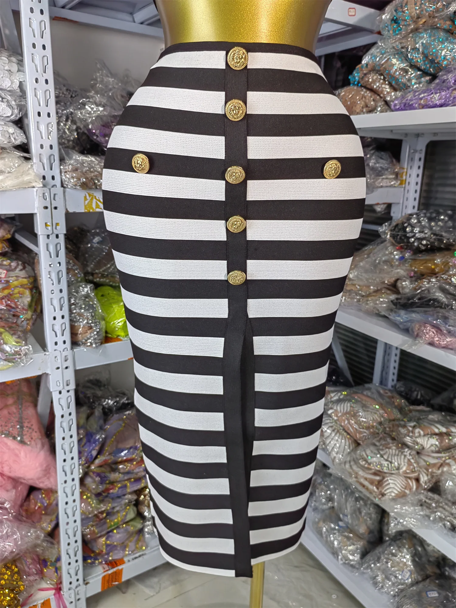 โรงงานขาย 2 ชิ้นชุดชุดสตรีฤดูร้อนผ้าพันคอปิดไหล่ Crop Top และกระโปรงเอวสูง Zebra Stripes ชุด