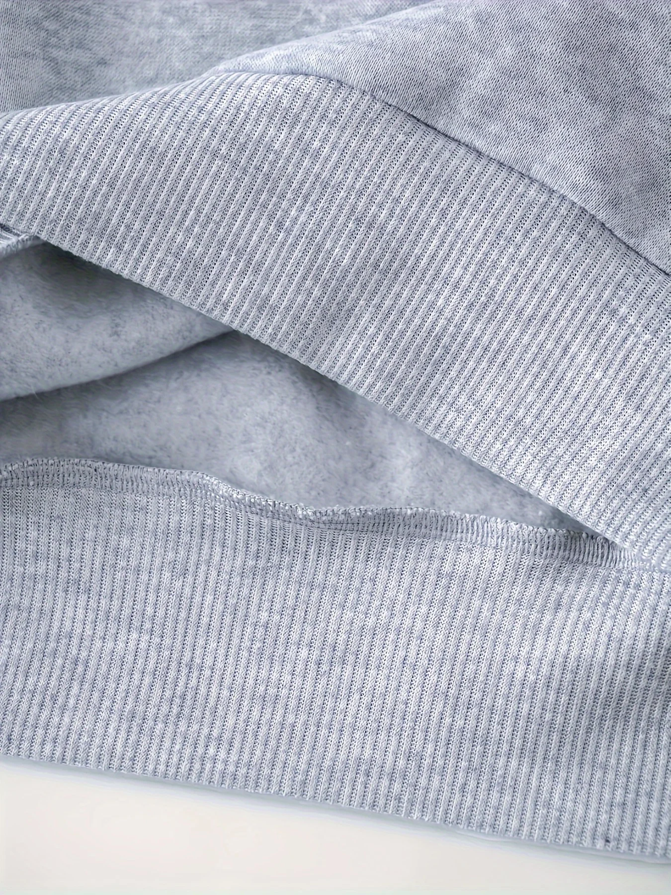 เสื้อสเวตเชิ้ตแขนยาวคอกลมผ้าหนังกลับพิมพ์ลายตัวอักษรเท่ๆ สไตล์ลำลองสำหรับผู้หญิง ใส่สบายในฤดูใบไม้ร่วงและฤดูหนาว