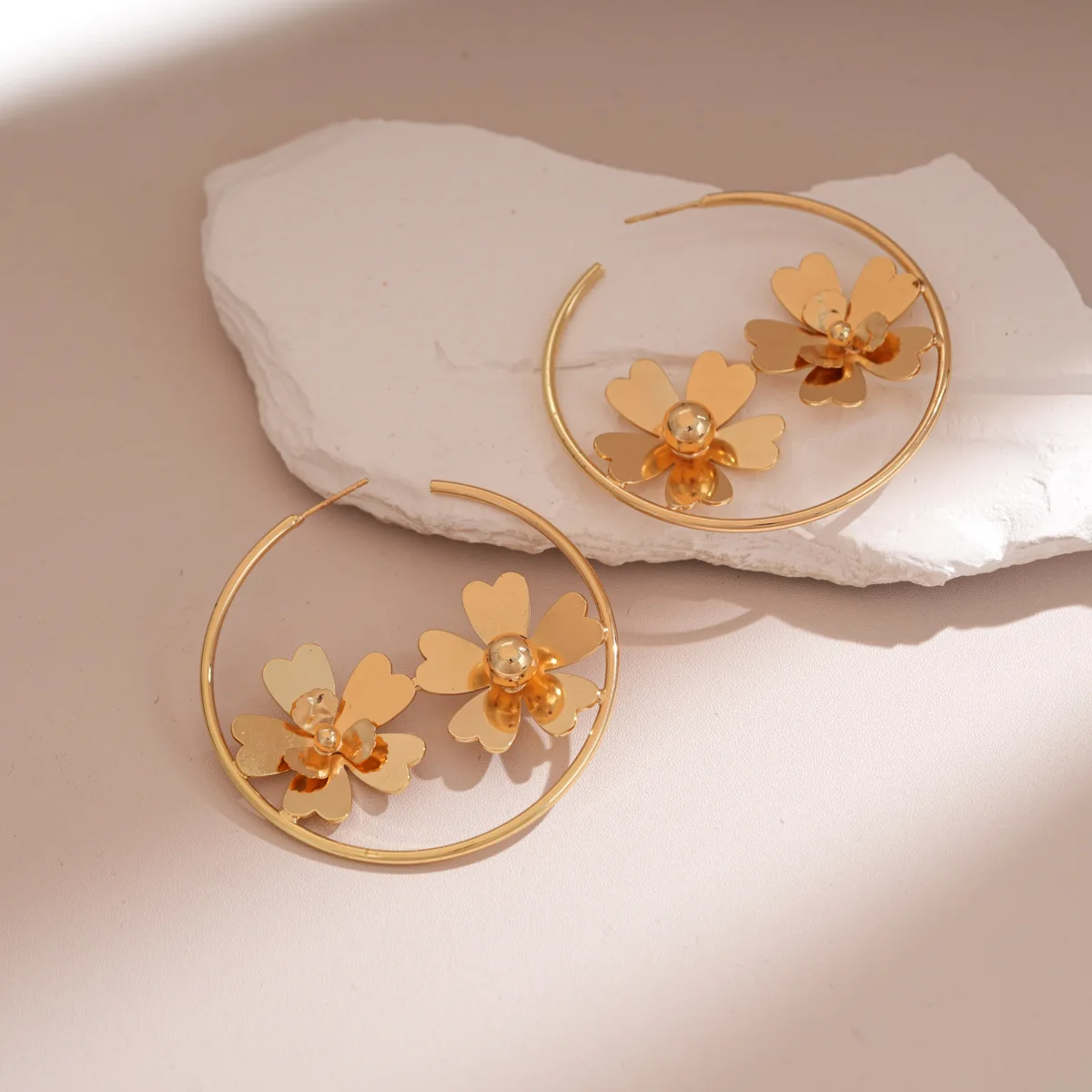 أقراط دائرية كبيرة الحجم مزخرفة بحجر الراين بتصميم زهرة فضية/ذهبية للنساء هدية مجوهرات عصرية للربيع