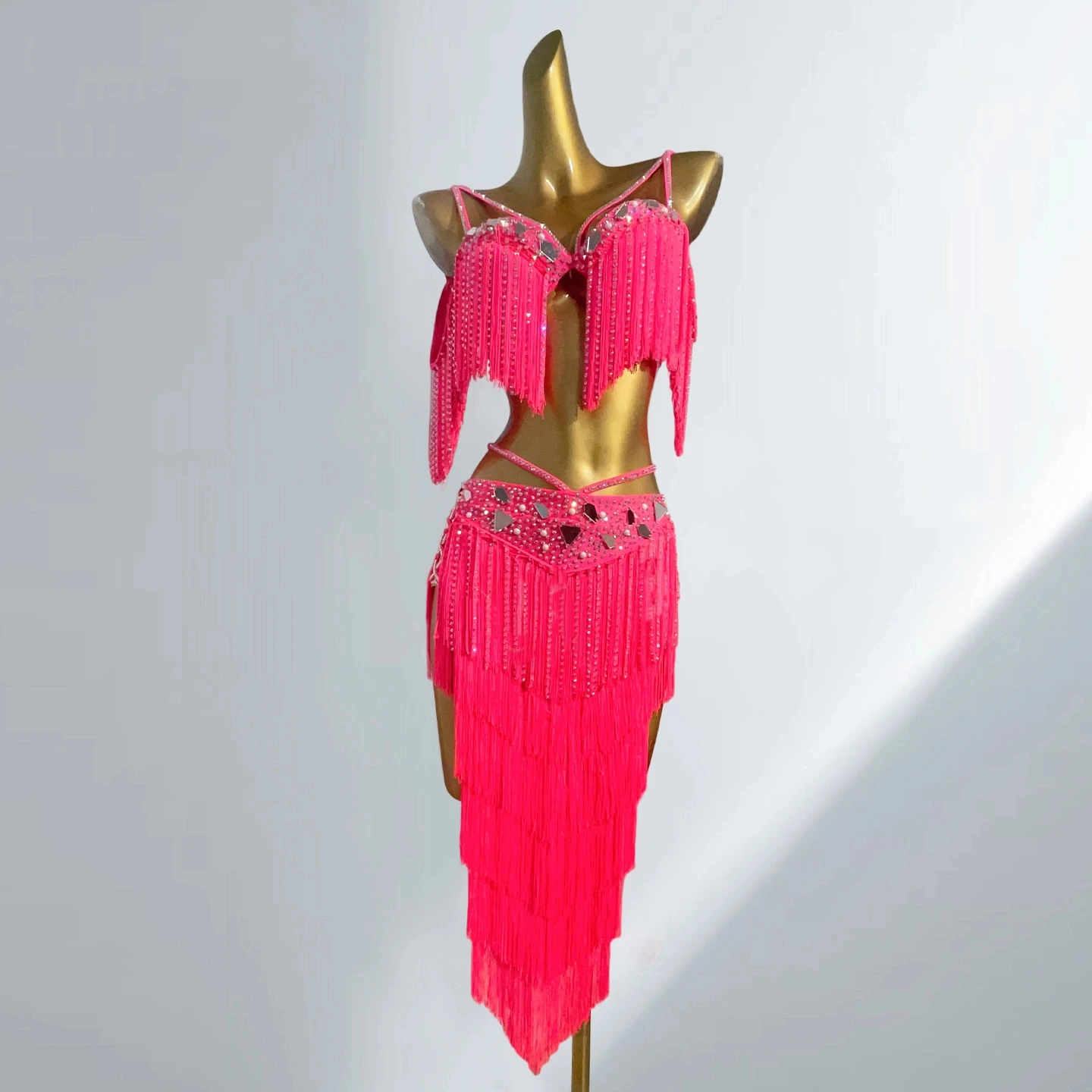 ベリーダンス衣装 2025年新作 タッセル付きトップスとスカートのセット パフォーマンスドレス ボールオープニングダンス パフォーマンスドレス 女性用