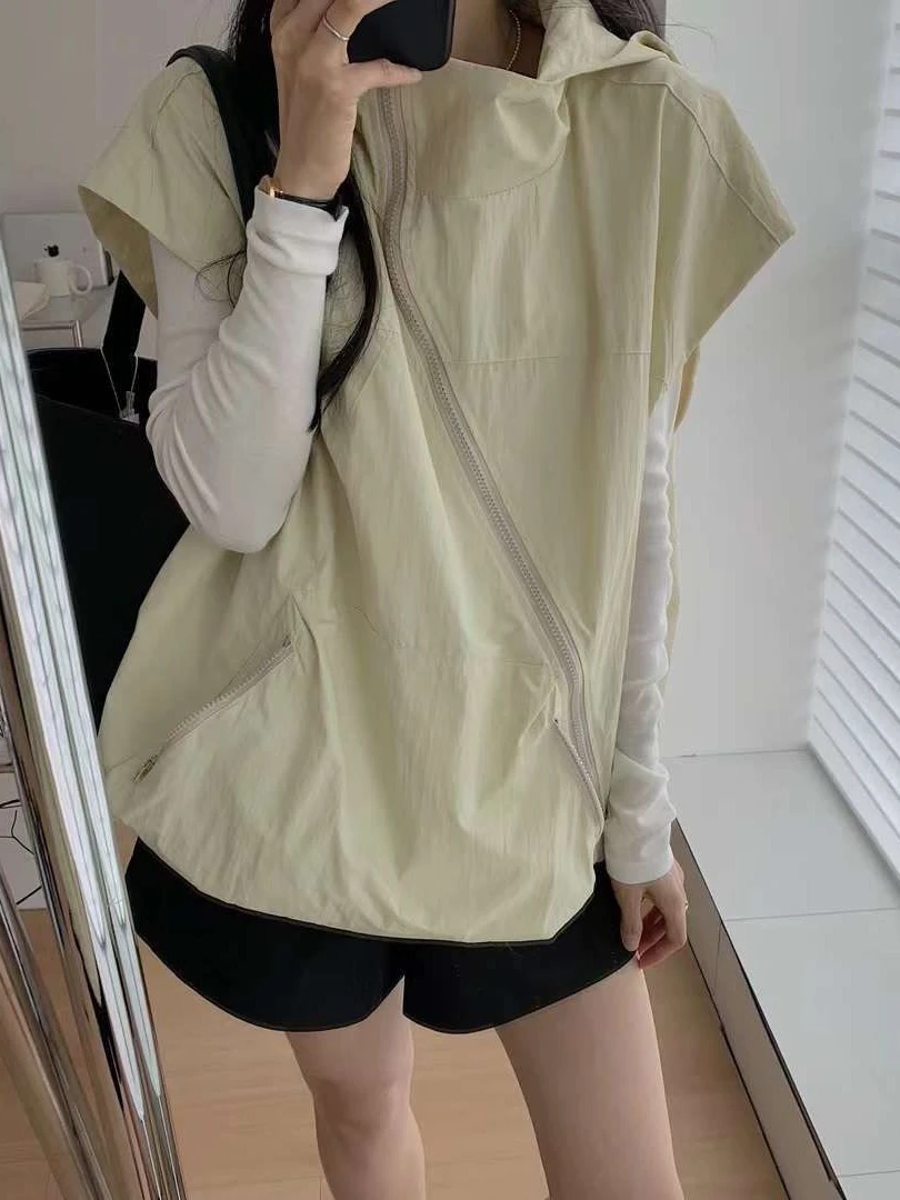 Damska letnia sensacja mody: mała, asymetryczna kamizelka z kapturem, zapinana na zamek, europejski styl, ochrona przeciwsłoneczna, odzież wierzchnia, top na ramiączkach.