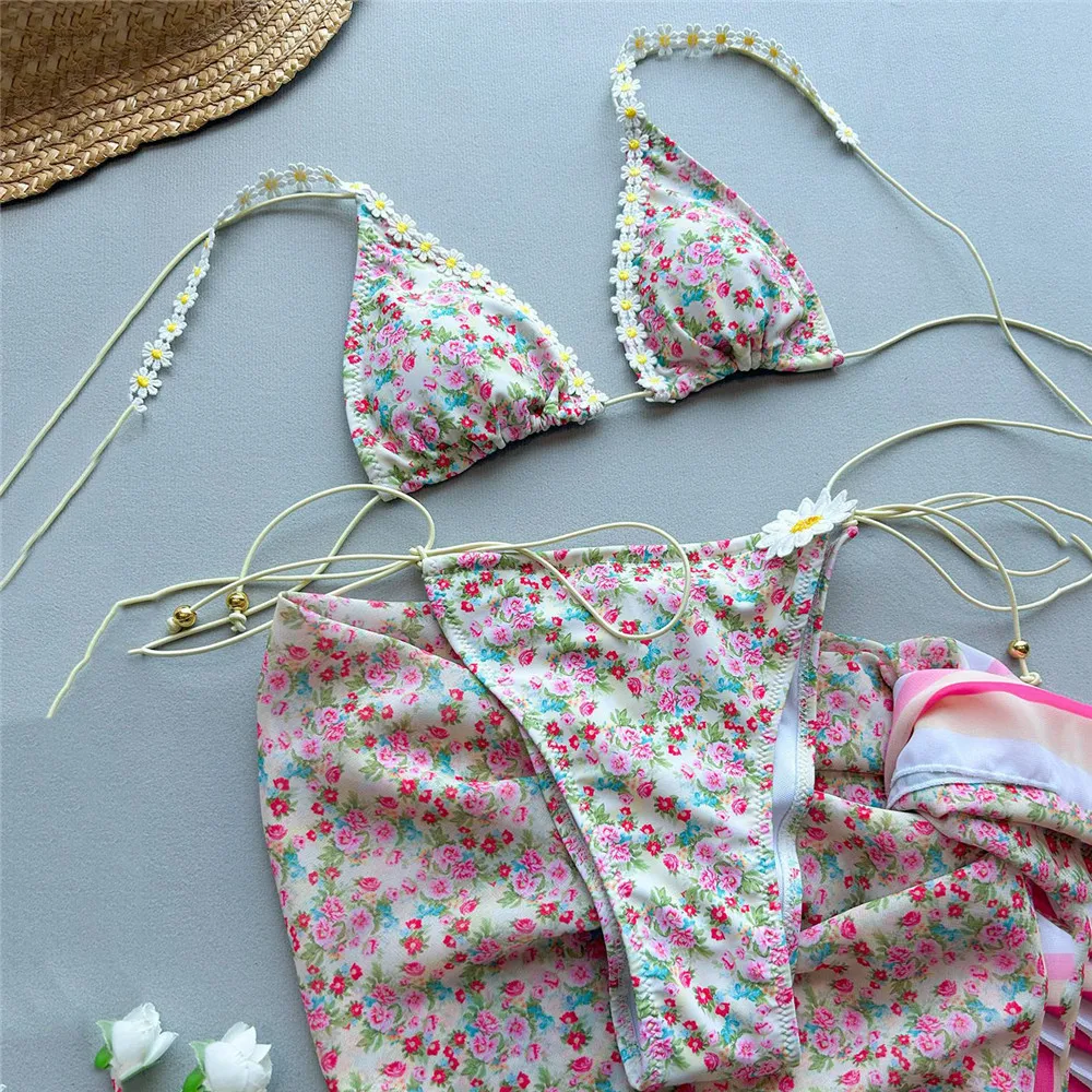 Beige ดอกไม้พิมพ์ Micro Thong ชุดบิกินี่ 3 ชิ้น Cover Ups ชุดว่ายน้ําเซ็กซี่ String Halter สามเหลี่ยมชุดว่ายน้ําวันหยุด Biquinis