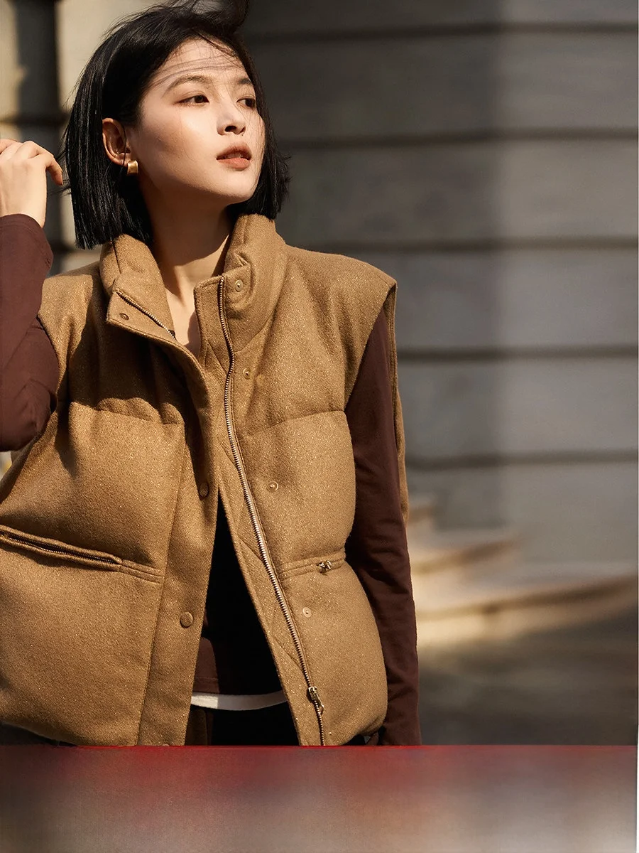 

Теплый жилет Xhange из бархата с наполнителем из гусиного пуха цвета кэмел | Легкая женская куртка-пуховик с воротником-стойкой из 95% белого гусиного пуха Wool X