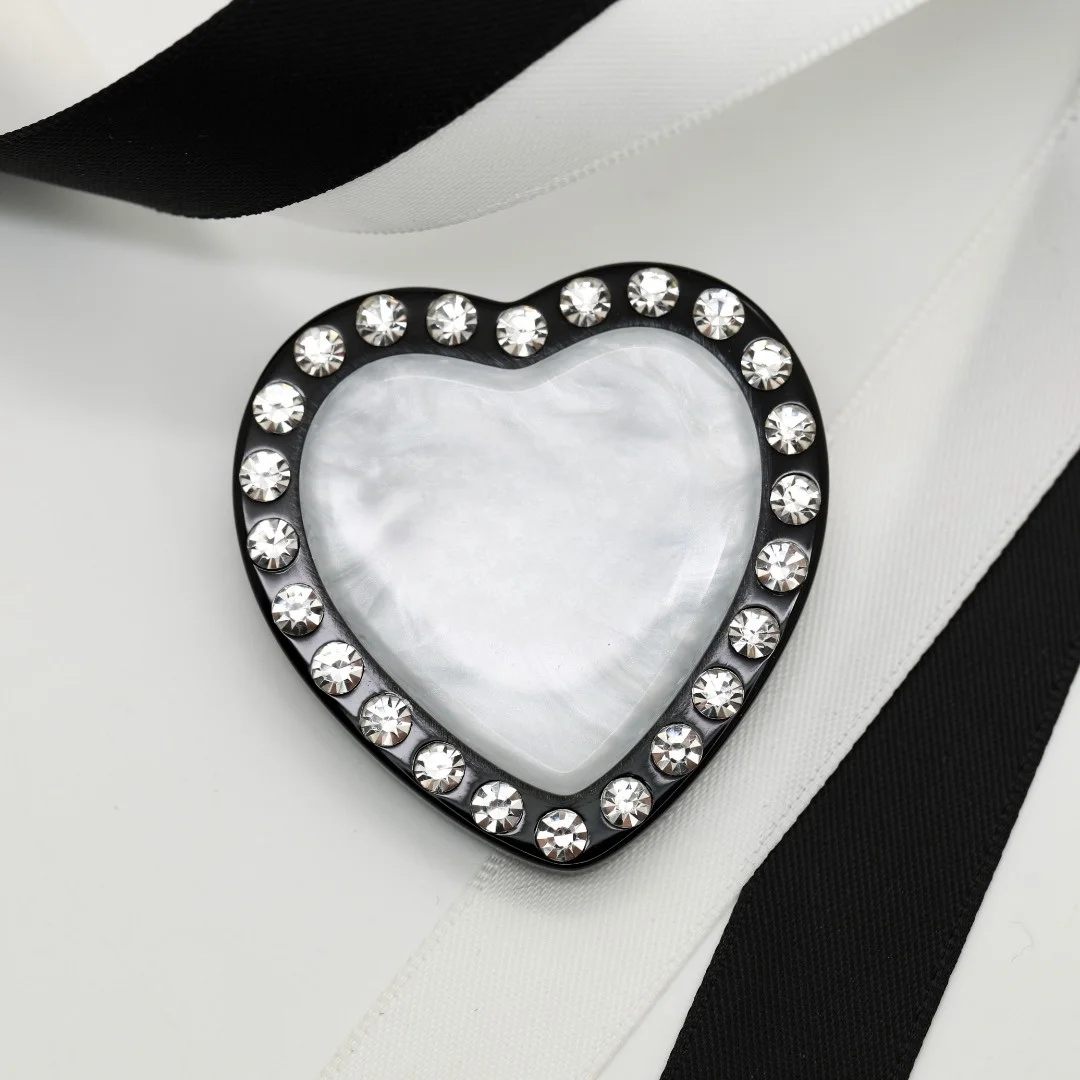 

Europe and the United States new high-end brand acrylic heart brooch