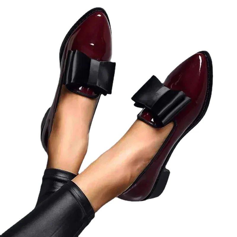 2024 mocassini delle nuove donne Bow Decor scarpe basse a punta per le donne in pelle verniciata bocca superficiale pendolari scarpe casual quotidiane