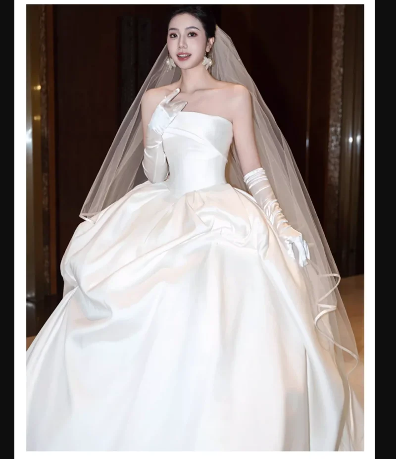 Velo sposa abito da sposa principale bordo avvolgente in raso coda lunga e grande sposa trucco da sposa styling servizio fotografico oggetti di scena per foto