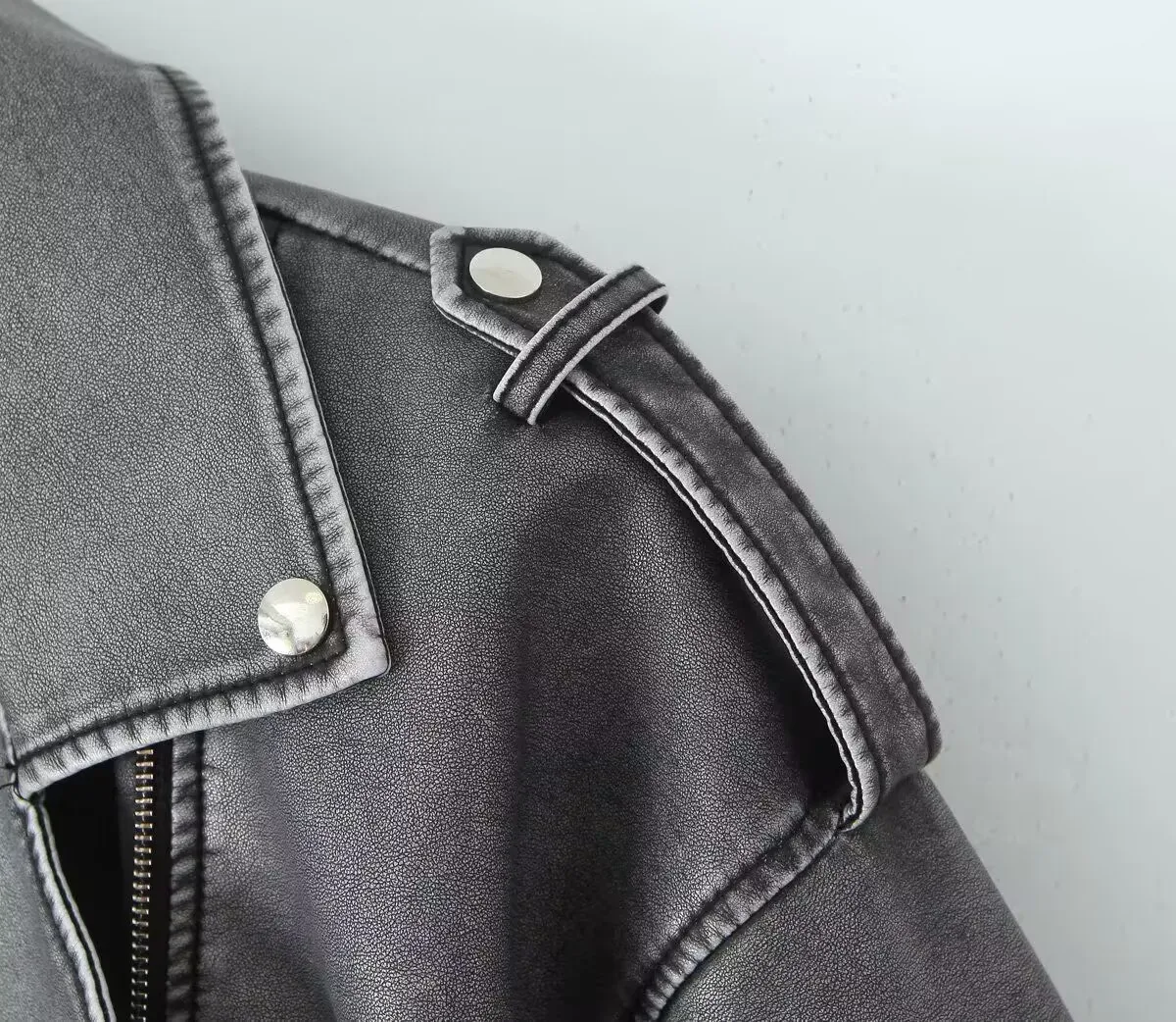 แจ็คเก็ตหนังสีเทาไซส์ใหญ่เท่ห์ ปกเสื้อแบบปกปก แขนยาว ด้านหลังผูกเชือก เสื้อโค้ทผู้หญิง แฟชั่นทันสมัย ฤดูใบไม้ผลิ ฤดูใบไม้ร่วง 2025