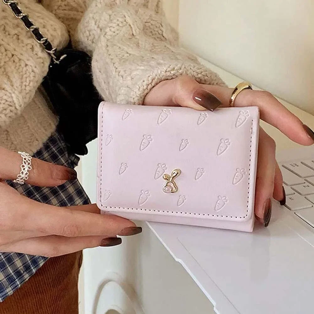 Tragbare Cartoon Kaninchen Geldbörsen Karotte Gedruckt Druckknopf Dame Kurze PU Brieftasche Wasserdichte Candy Farbe Dreifach Gefaltete Karte Tasche