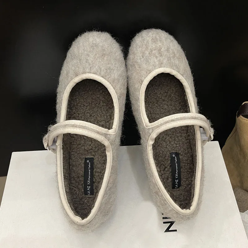 Kobiece płytkie obuwie Ciepłe damskie buty na płaskim obcasie Mary Janes Fur Shoes Round Toe Fashion Buckle Strap Lolita Women Flat With Plush Shoes