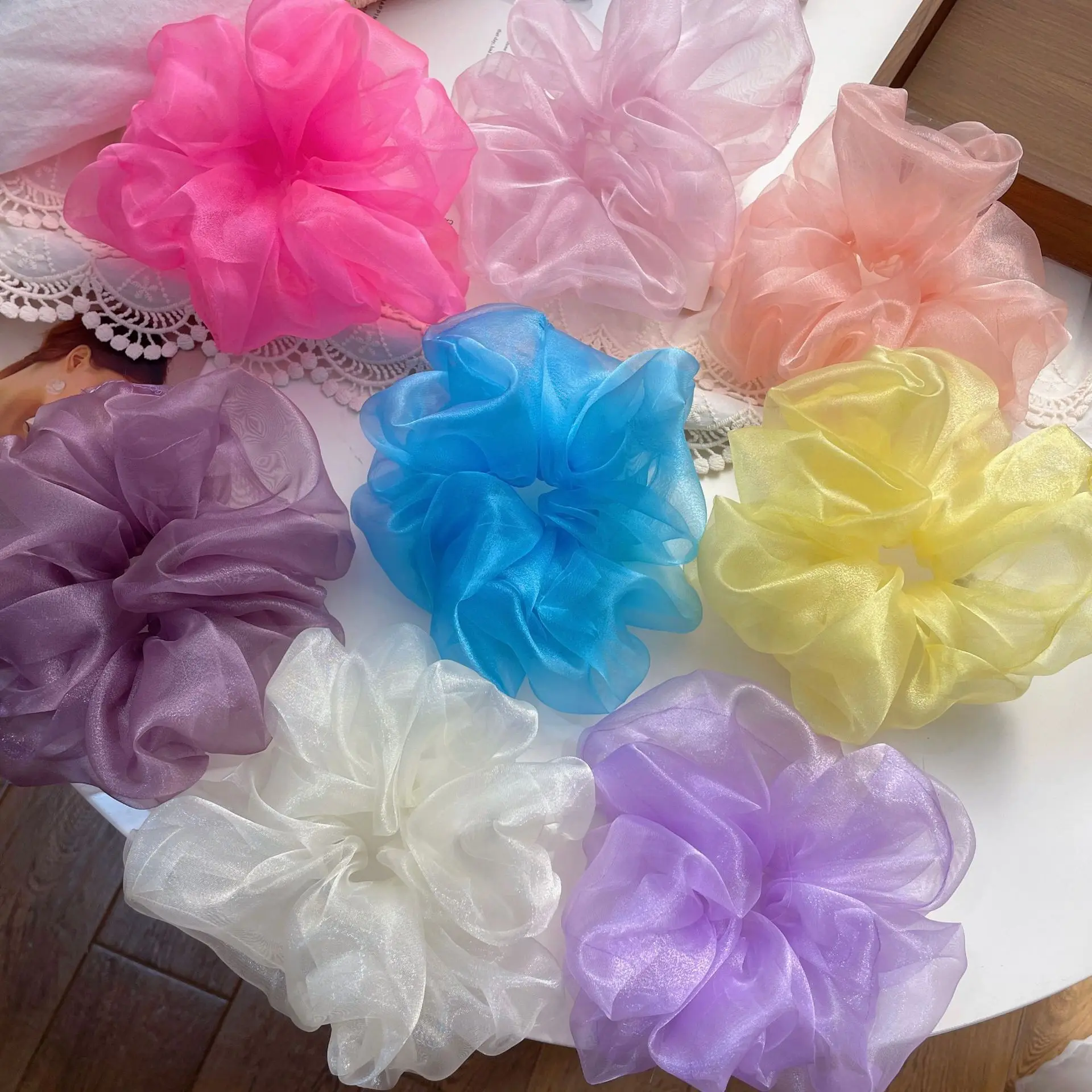 

Очень большая резинка для волос из органзы с кристаллами – стильный и элегантный аксессуар для волос для женщин