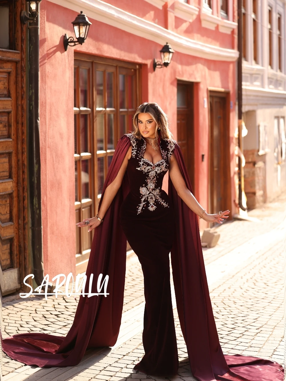 

Burgundy Velvet Bodycon Evening Dress Abaya Crystals Customized Luxury Prom Gown Intricate Long Cape Banquet Galas Party Wear