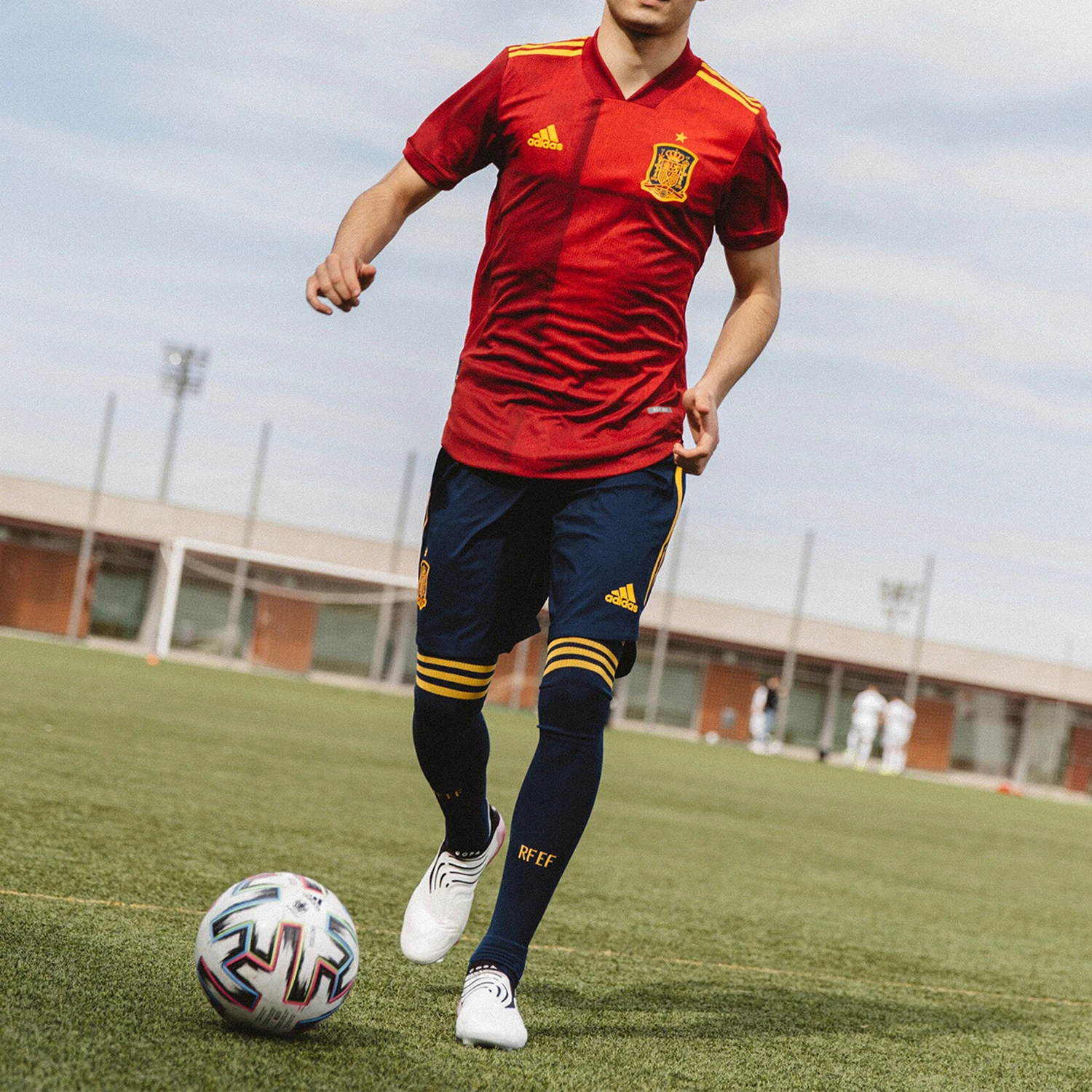 

Футбольный костюм Adidas Authentic Spain European Championship Player Edition для мужчин FI6250