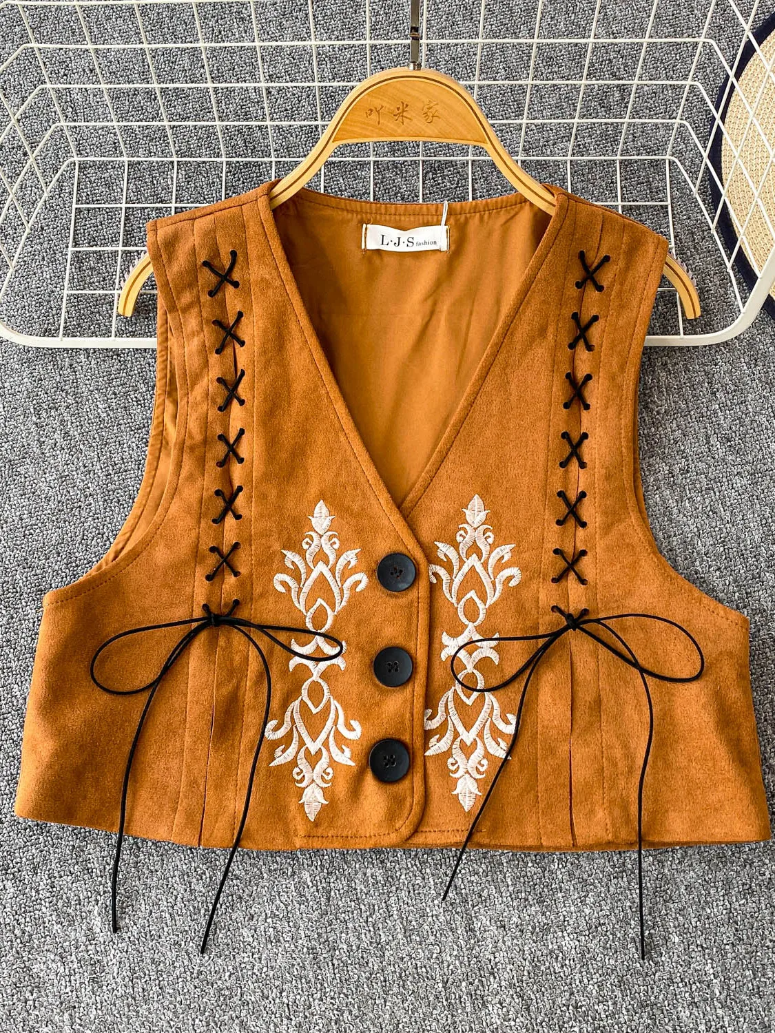 

Trendy V-Ne Strap Design Women's ort Top Lace Trimmed Leatherlike Fabric Embroidered Slimming Sle Commute Suitable