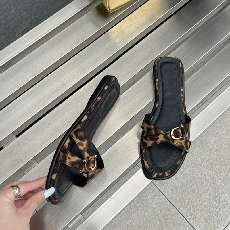 SUOJIALUN 2024 Summer New Brand Women Slipper Fashion Leopard Print Flip Flops Flat Heel Outdoor Dress Vaction Casual Flip Flops