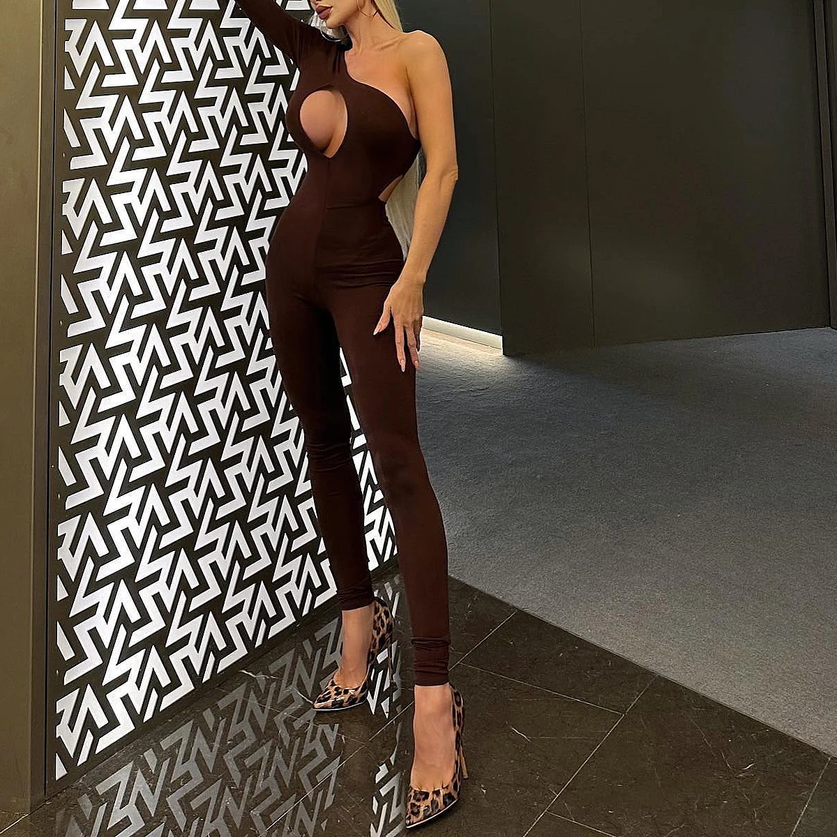 

Женский сексуальный комбинезон без рукавов с открытой спиной