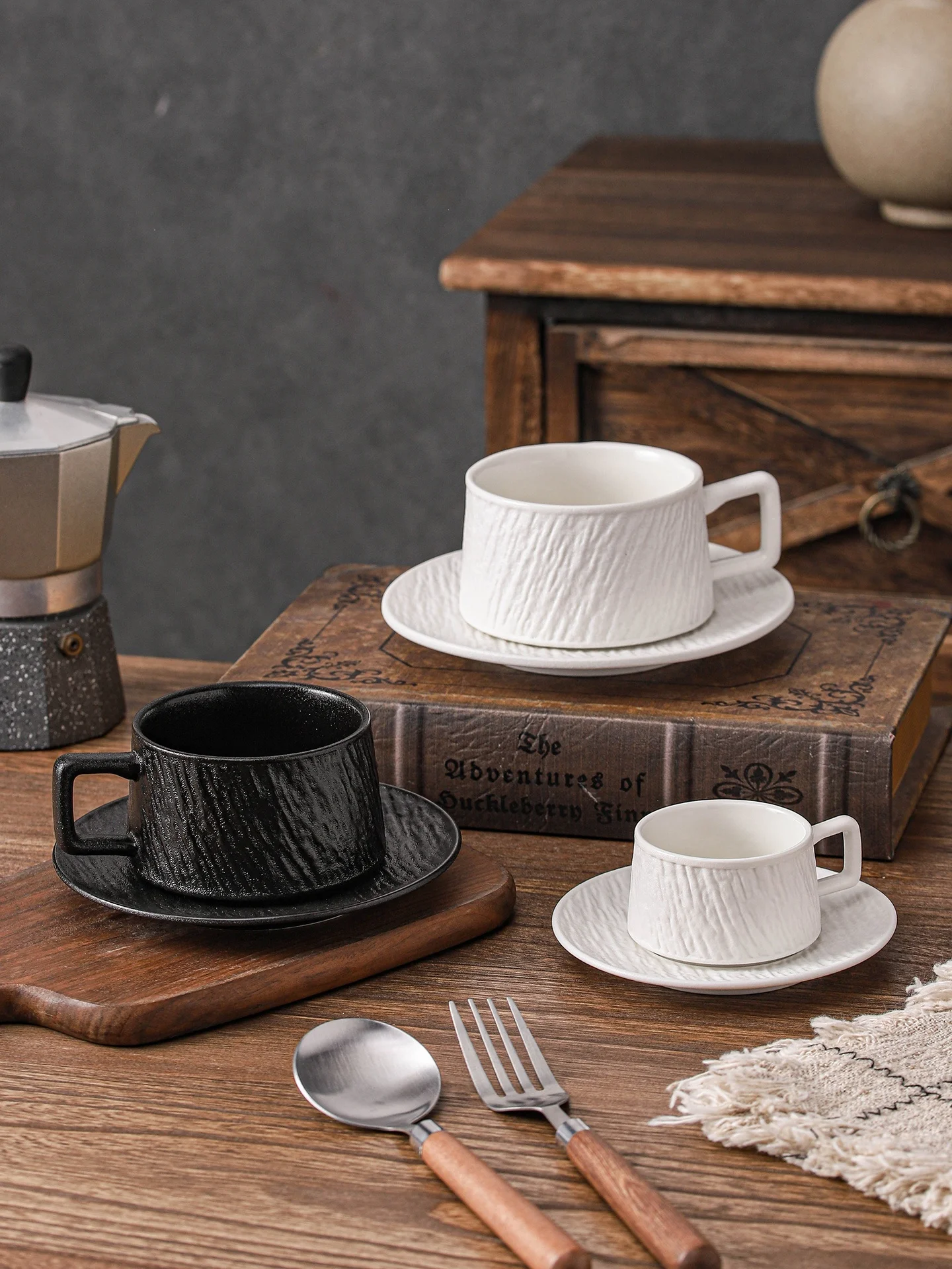 Juego de Taza y Plato de Cerámica Blanco y Negro Simplificado con Impresión Texturizada para Café Latte, Cappuccino, Espresso y Bebidas Fuertes
