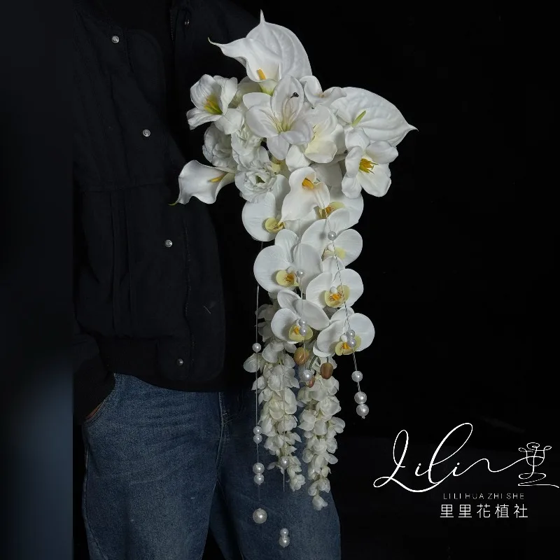 

Премиальный букет из искусственных белых тюльпанов и калл с эффектом водопада для свадебной фотосессии невесты