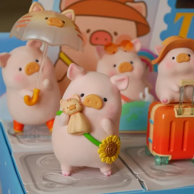 52 ของเล่น Action Figure Mystery กล่องตาบอด LULU Piggy Travel Series ของเล่นสะสมเดสก์ท็อปตกแต่งของขวัญคริสต์มาสปัจจุบัน