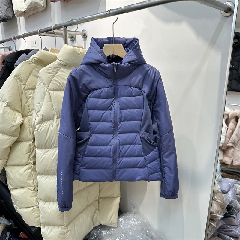 سترة نسائية جديدة لخريف وشتاء 2025 مع غطاء للرأس وقصة ضيقة وسترة خفيفة الوزن من ريش البط الأبيض