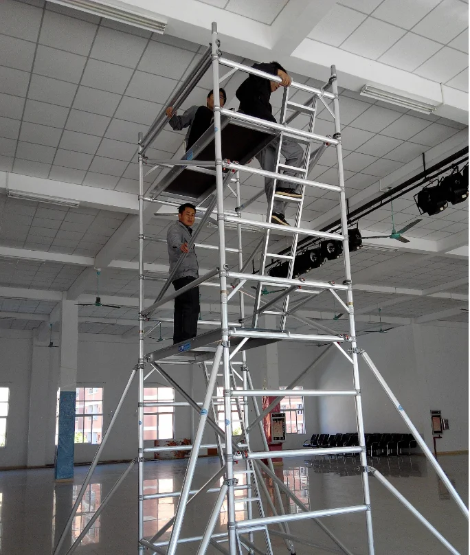 安価な携帯用移動式足場フレーム構造車輪付き亜鉛メッキ伸縮式装飾折りたたみ式はしご足場