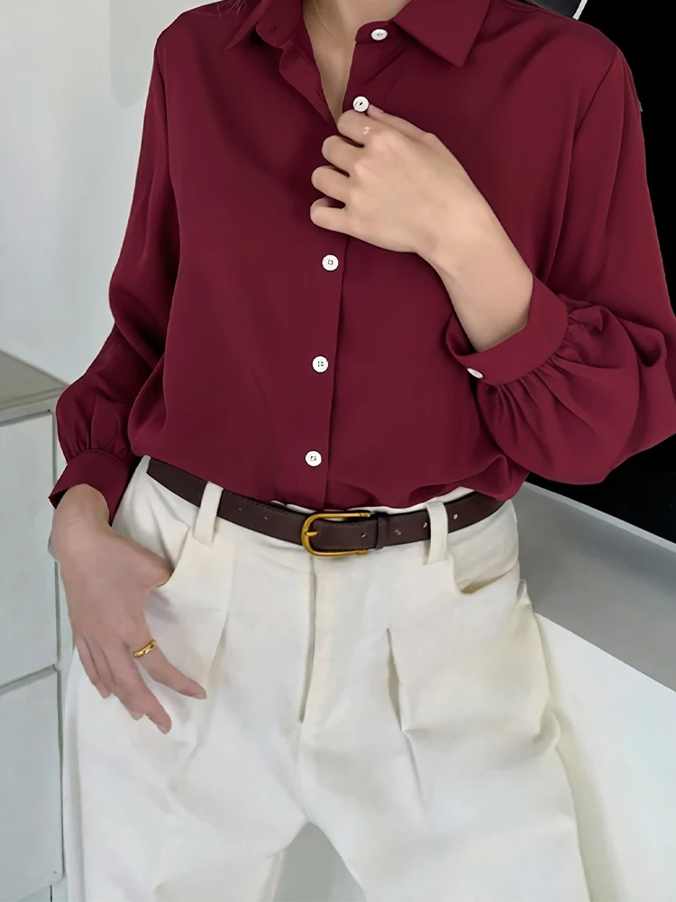 

Новая классическая рубашка больших размеров с длинными рукавами и лацканами, однобортная однотонная повседневная офисная верхняя одежда, нейтральная универсальная уличная открытая блузка, красная