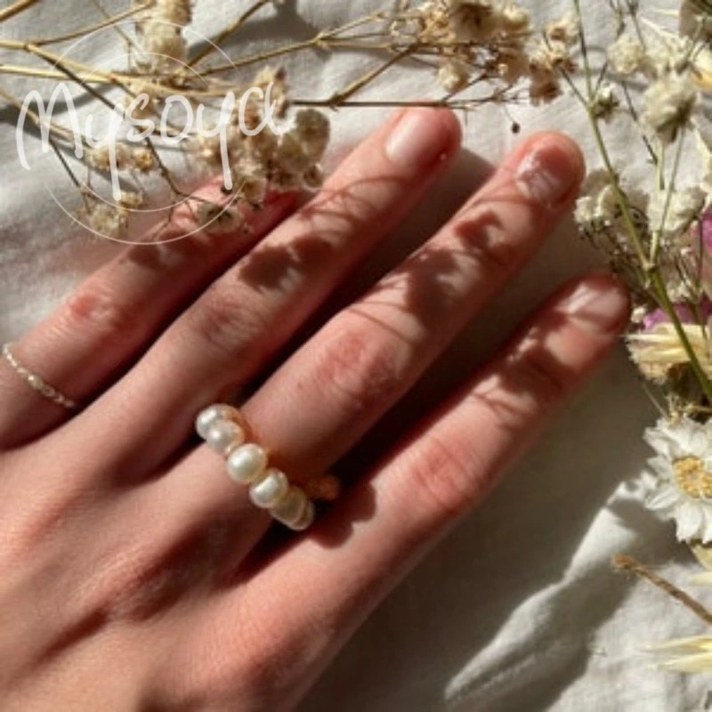 MYSOYA خاتم لؤلؤ المياه العذبة البيضاء 4-5 مللي متر مع صندوق هدايا لها/عيد ميلادها/زفاف/عيد الميلاد/العام الجديد/هدية الذكرى السنوية