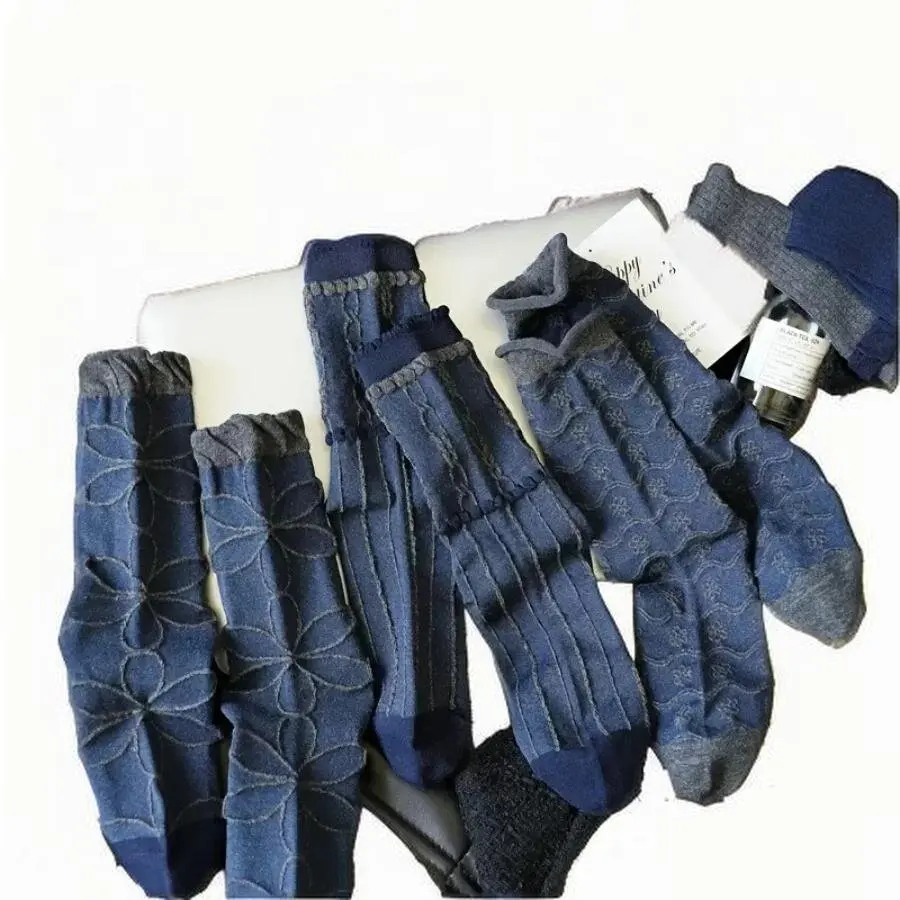 5 Paar zufällig genähte dunkelblaue graue geometrische mittellange Socken im Retro-Kunststil, geeignet für Fußform, atmungsaktiv