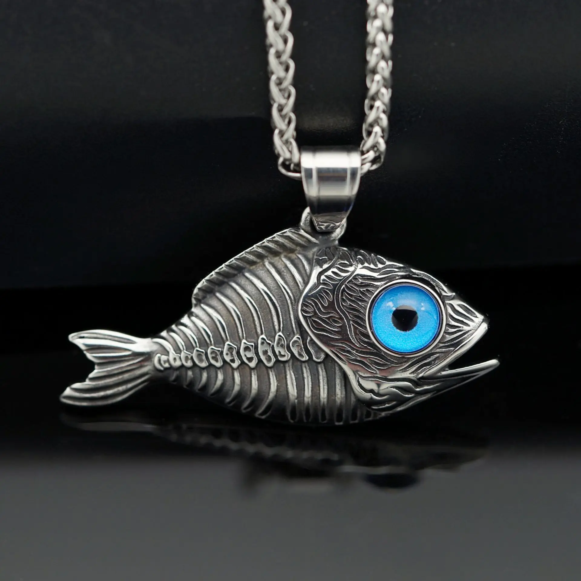 

New Devil's Eye Necklace Shiny Quality Metal Fish Pendant Necklace Blue Eyes Men's Pendant Necklace Jewelry Wholesale