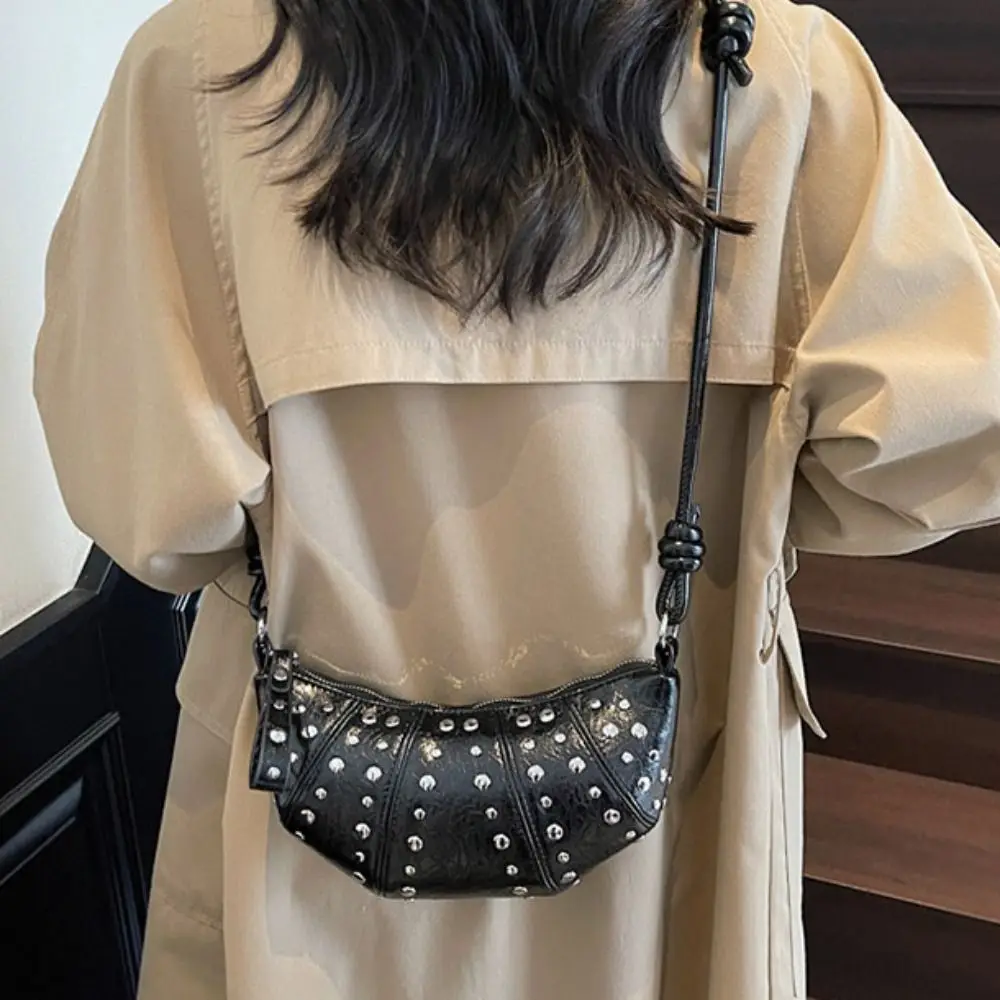 حقيبة كروسبودي حقيبة كتف كرواسون بني بلون مسامير PU الزلابية حقيبة صغيرة حزمة الكورية نمط فاسق حقائب اليد سيدة #2