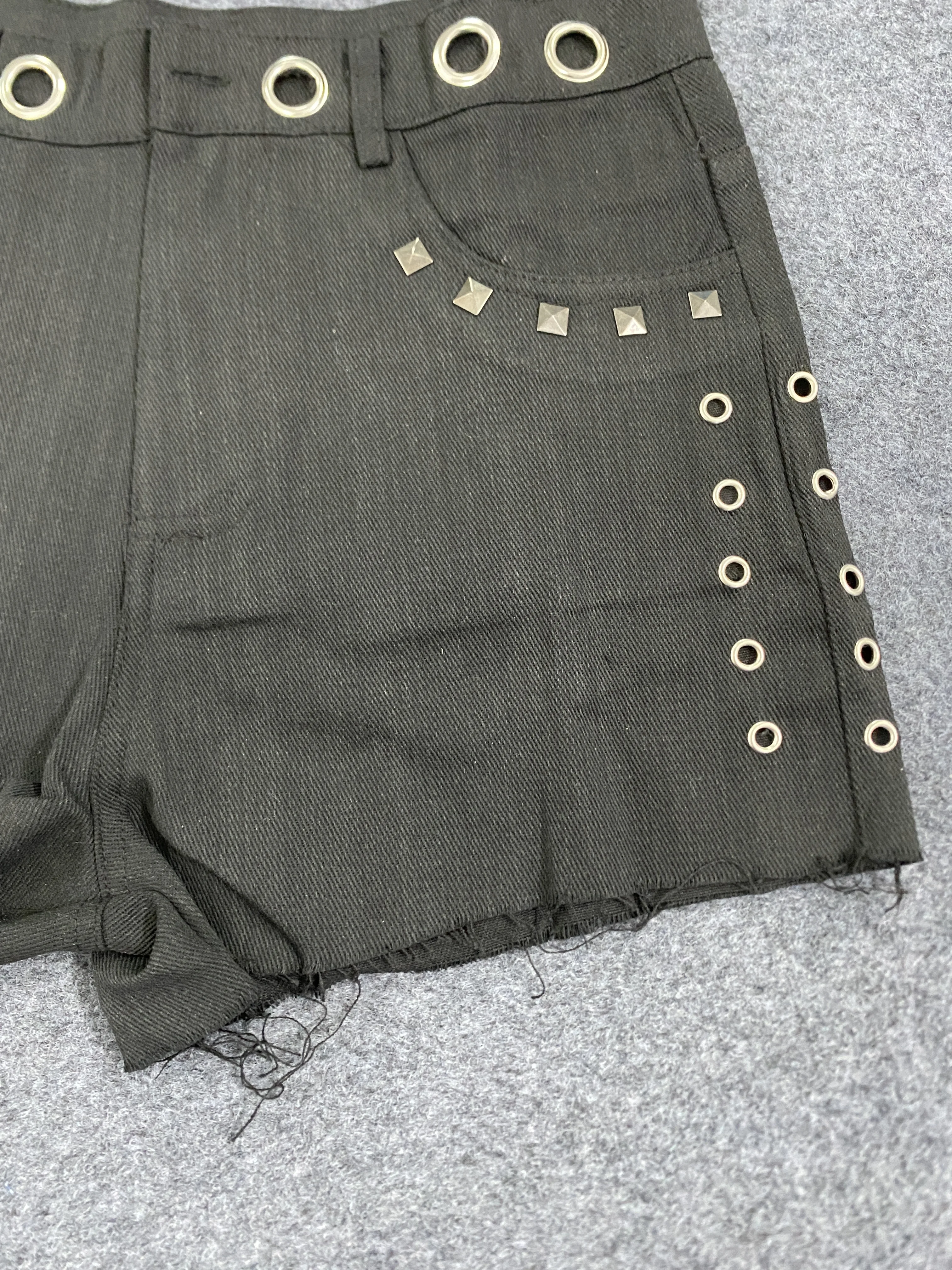 Novedad de verano, estilo coreano Y2K con sentido del diseño, moda versátil para el día a día, pantalones cortos ajustados con remaches negros para mujer