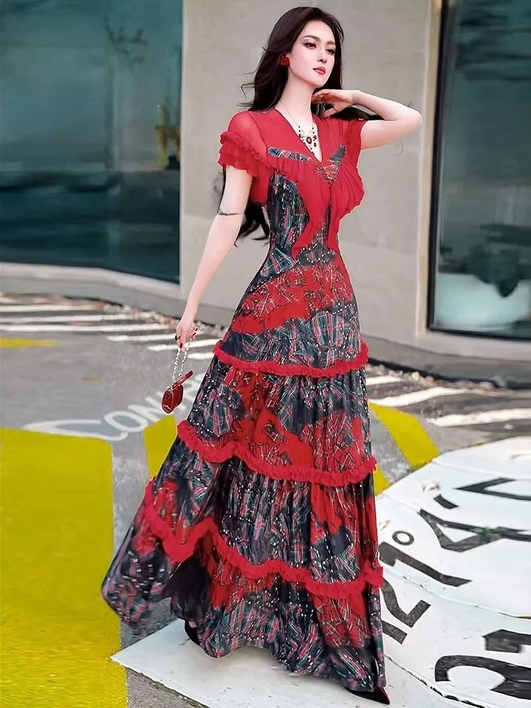 Um novo vestido longo com gola estampada em malha com cintura justa e comprimento até o joelho