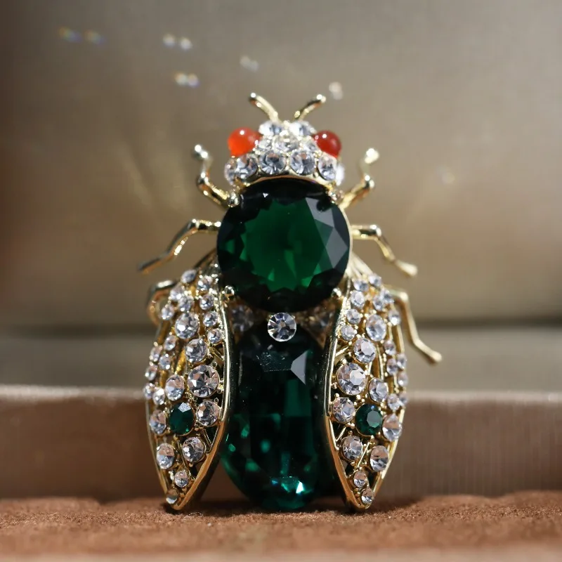Copper-plated gold-plated green crystal bee brooch, high-end light luxury jewelry pin, suit accessories