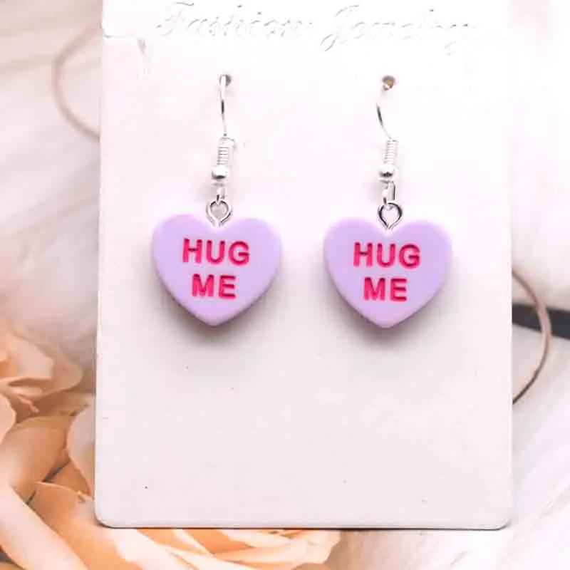 19 * 18mm Kolczyk dla kobiet Żywica Ręcznie robione Śliczne Mini Serce Charms Z Słowy BE MINE HUG ME SWEET HEART Drop Earrings Śmieszny prezent