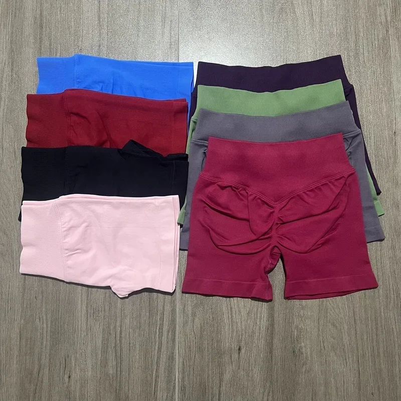 DyfneImpact شورت مع شعار 4.5 ''منخفضة الخصر سلس اليوغا السراويل Scrunch بوم الصالة الرياضية السراويل تجريب السائق قصيرة تمتد اللياقة البدنية Sho