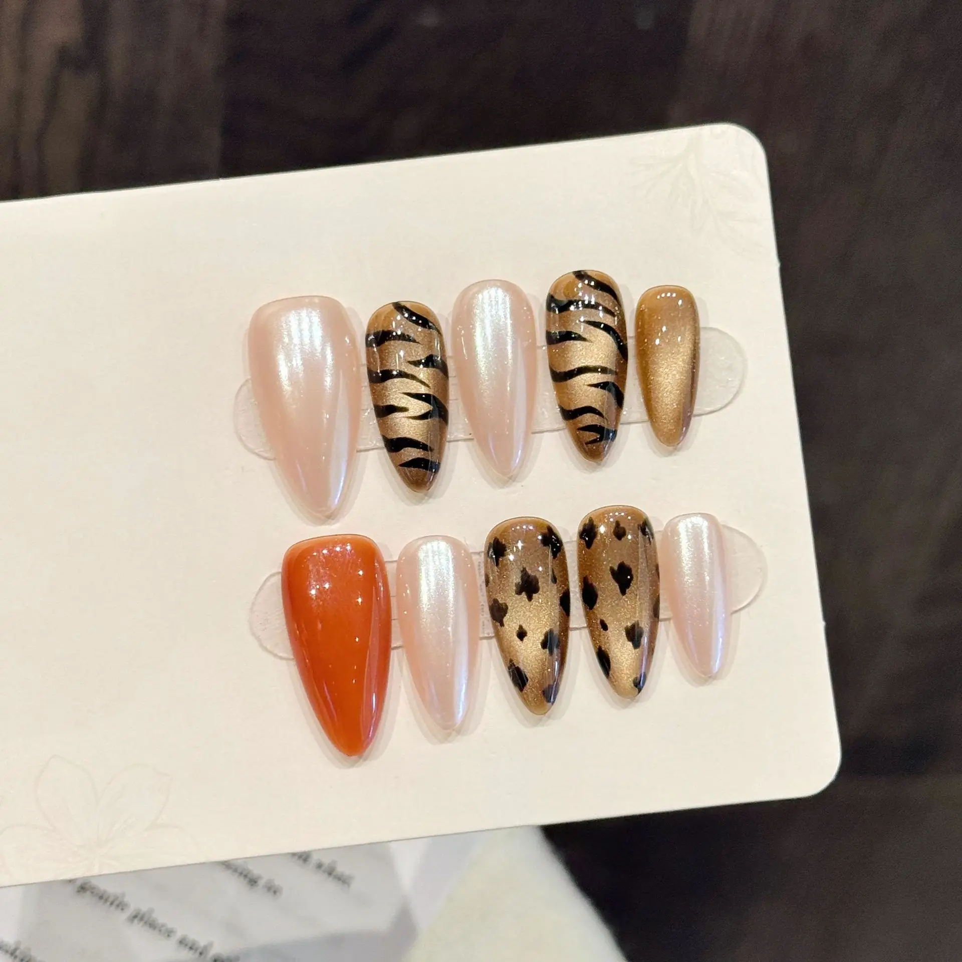 10 Stück luxuriöse handgefertigte Nägel zum Aufdrücken, Mandel-Katzenauge-Design mit 3-teiligem Werkzeug, selbstklebende Nagelkleberlaschen