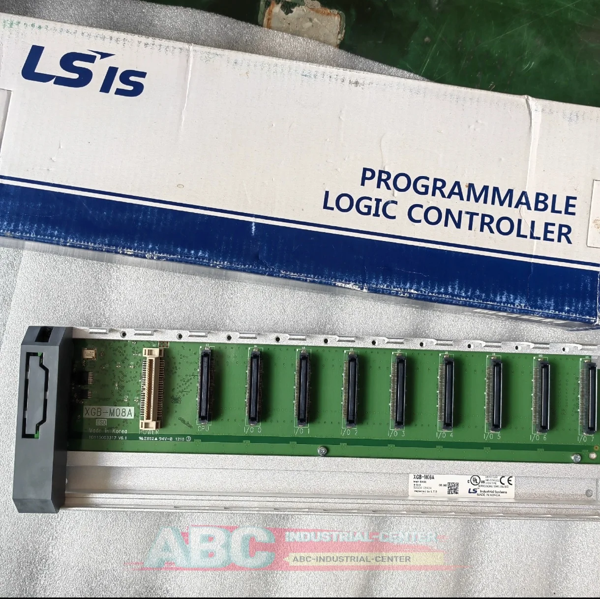 وحدة PLC جديدة XGB-M08A في الصندوق