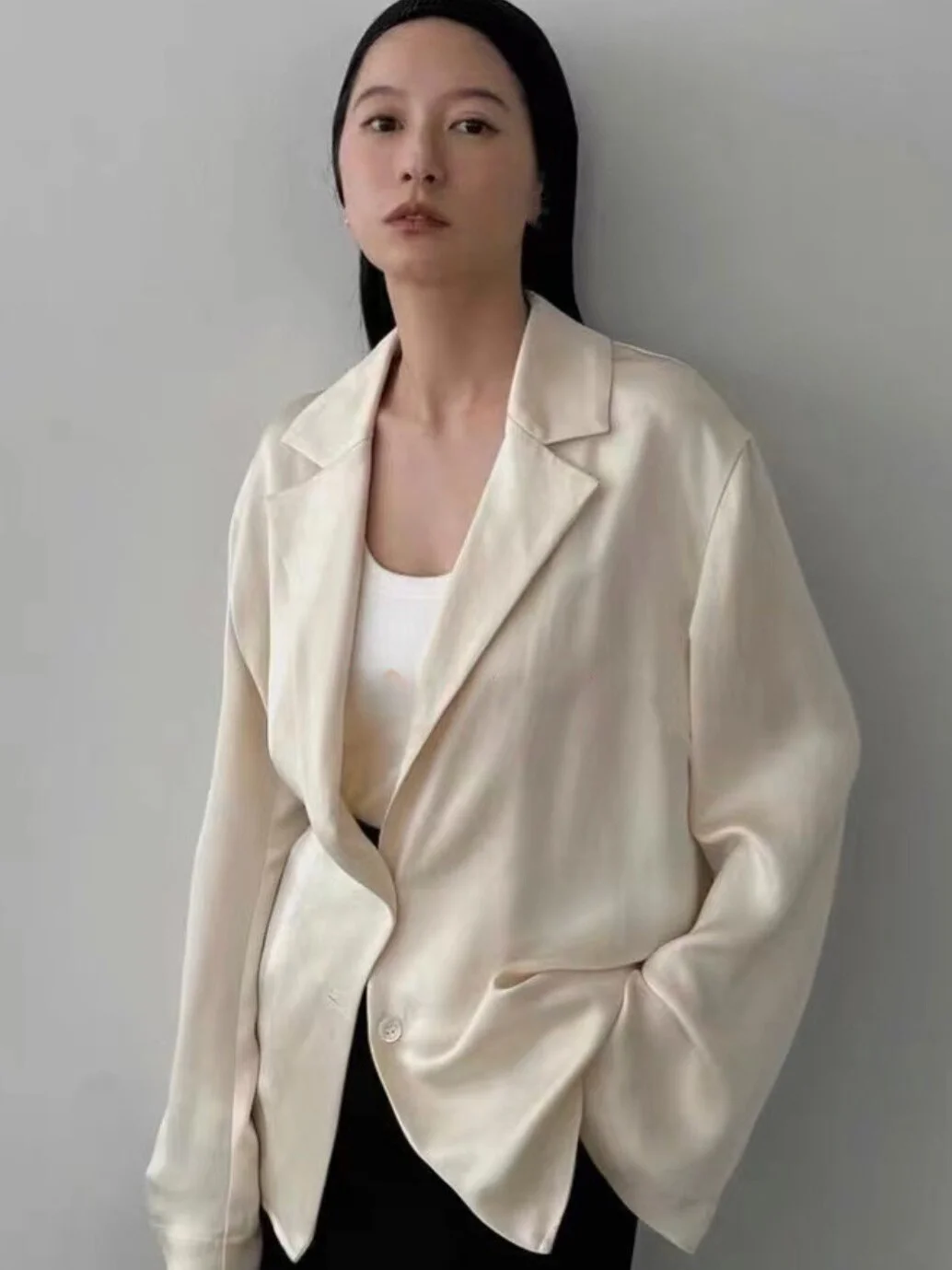 

Рубашка C1ane из атласа с микро-блеском, однотонная, с отложным воротником, свободного кроя, с длинным рукавом, на пуговицах, офисный стиль, весенняя коллекция