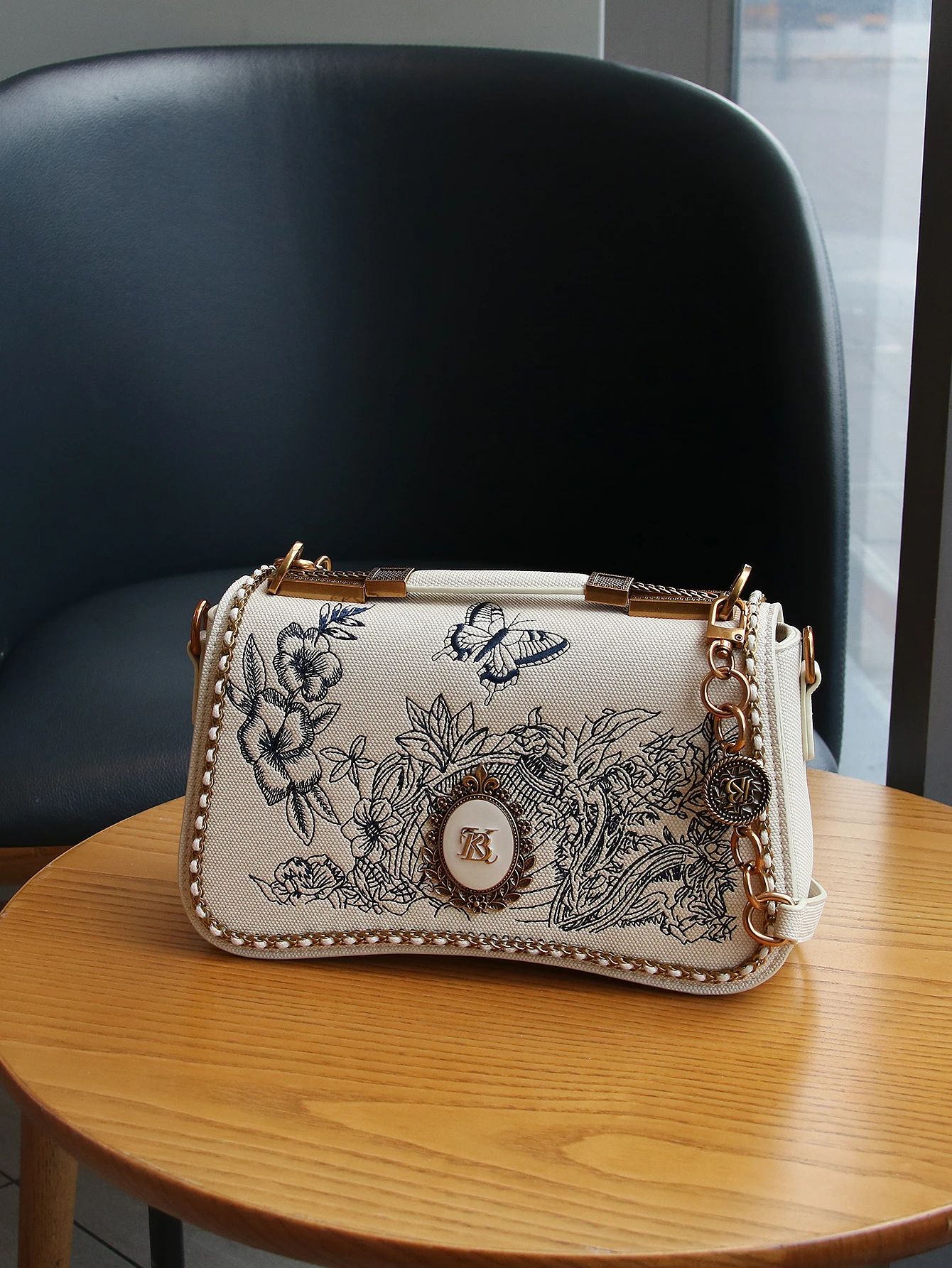Heavy hardware spring/summer 2026 new luxury temperament ladies handbag fashion national style exquisite retro embroidery handba