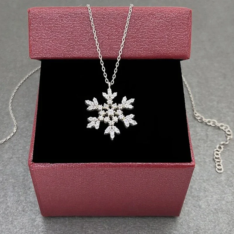 Huitan exquisite Schneeflocke geformte Anhänger Halskette bling Kristall Zirkonia romantische Hochzeit Accessoires Schmuck für Frauen