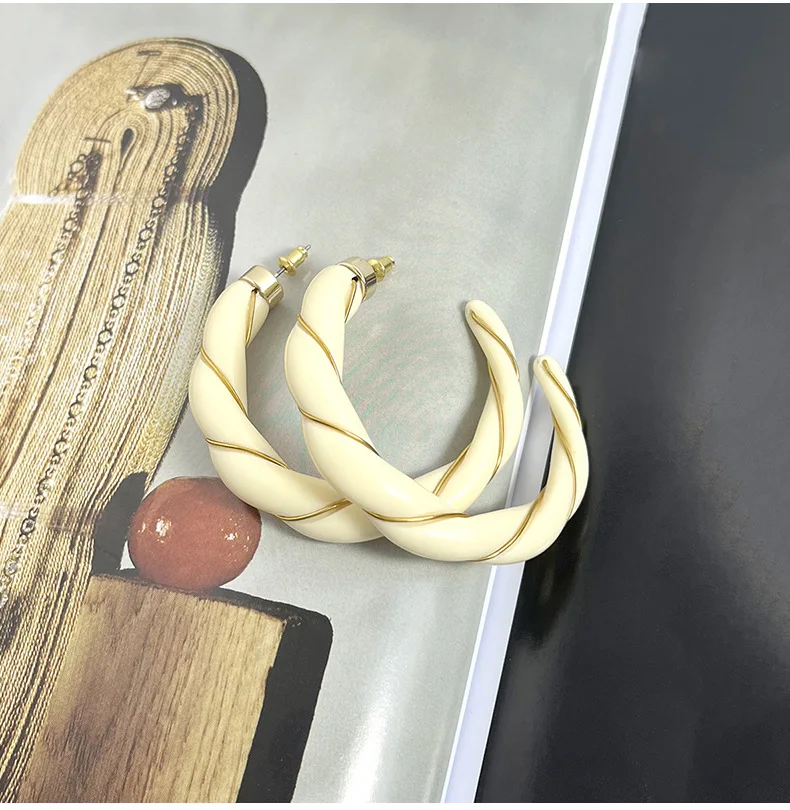 Middle Ancient Multicolor Gradient Twist Hoop Wrapped in Gold Plated Thread Spiral Wave Metallic Classic Resin Earrings for Lady