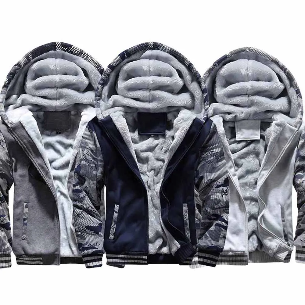 Sweats à capuche d’anime Attack on Titan en polaire pour homme, avec un motif camouflage, une doublure en polaire grise duveteuse et des poignets côtelés, présentés côte à côte.