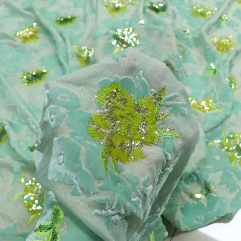 ผ้าจอร์เจตต์ปักเลื่อมสีทองลายดอกไม้สามมิติสีน้ำเงิน ทำจากผ้าไหมแท้ สำหรับตัดเย็บชุดแสดงสำหรับผู้หญิง