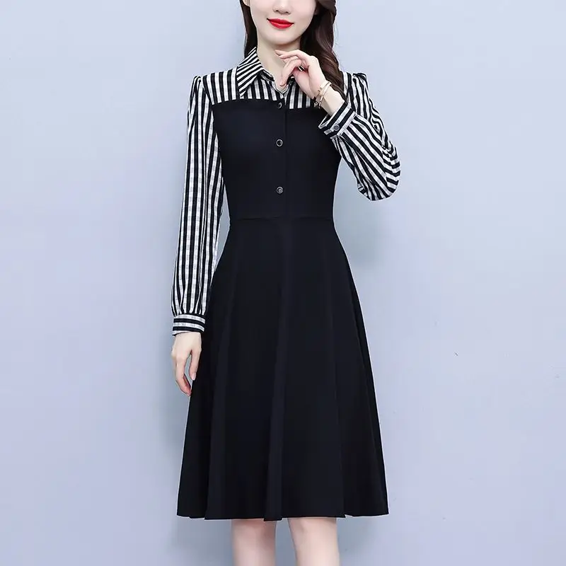 Elegantes High-End-Kleid mit Hemdkragen und Streifen für den Herbst in Übergröße
