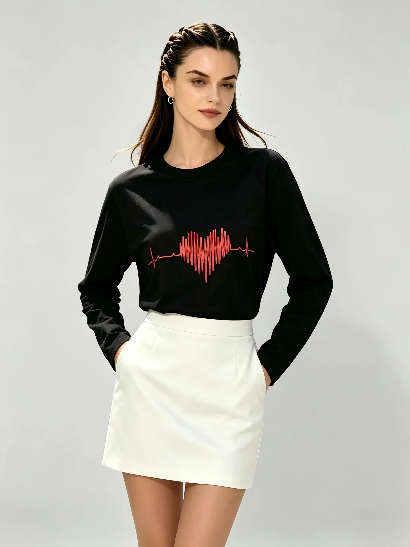 Casual Long Sleeved Round Neck Women's T-shirt with Simple Heart-shaped Pattern Loose T-shirt for Daily Wear Top