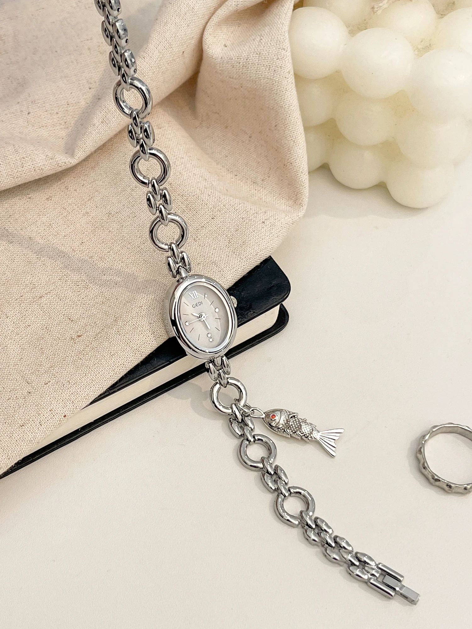 2025 ساعات نسائية فاخرة ريترو مع قلادة على شكل سوار عصرية عالية الجودة ساعة يد كوارتز نسائية خفيفة الوزن